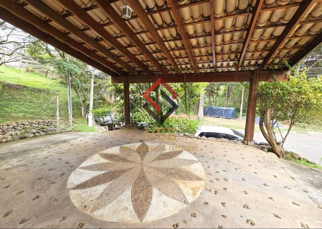 Casa à venda com 3 quartos, 600m² - Foto 1