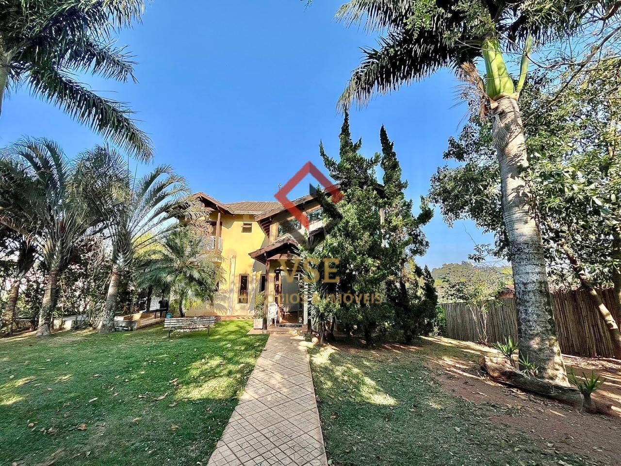 Casa, 4 quartos, 240 m² - Foto 1